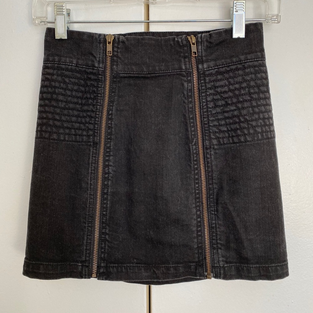 💥3/$25 H&M Black Denim Skirt With Front Zippers 4